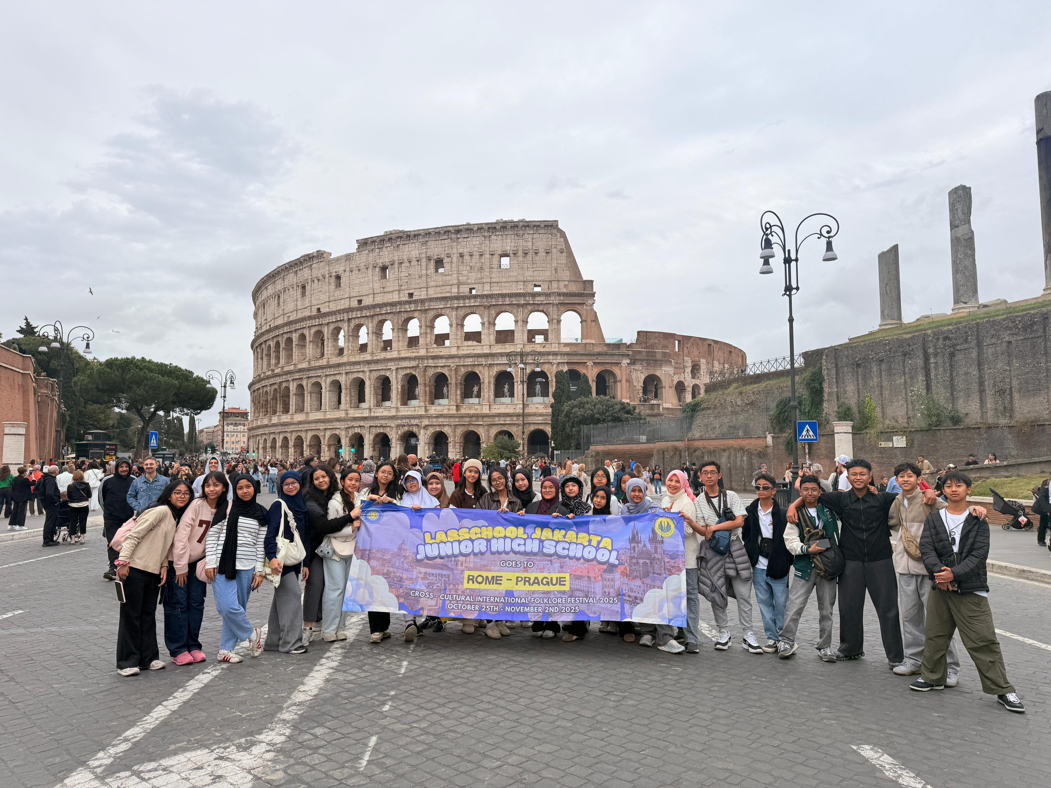 SMP Labschool Jakarta Raih Prestasi Gemilang di Ajang International Competition of Folklore Festival 2025 di Roma, Italia